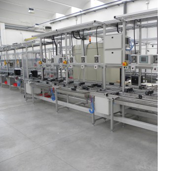 LINEA DI COLLAUDO<br><br>Linea di produzione atta al montaggio manuale di elettrodomestici.<br><br>La linea è costituita da singole aree di lavoro dove l’operatore addetto esegue limitate operazioni di montaggio, collaudo e confezionamento supportato da apparecchiature che permettono la semplificazione delle lavorazioni